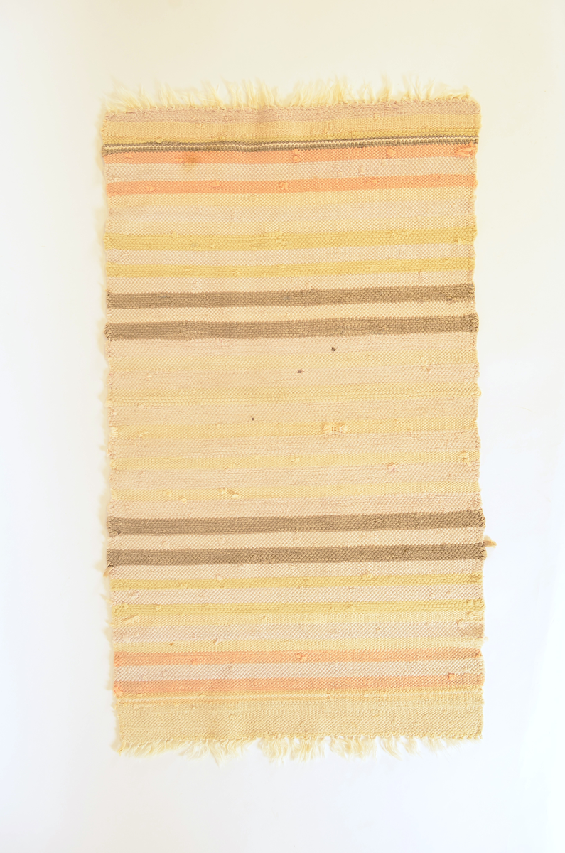 Teppe vevet av fallskjermsilke.