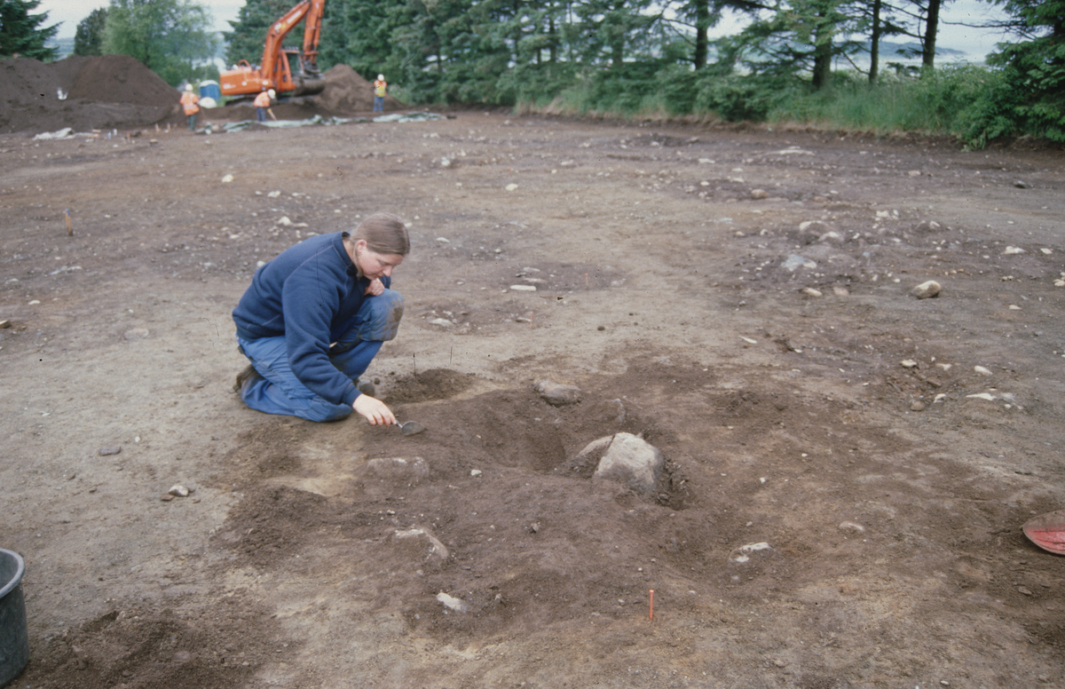 A201 - Kvinnegrav - Kvinnegrav med trekiste. Henriette Hafsaas renser frem graven i plan.