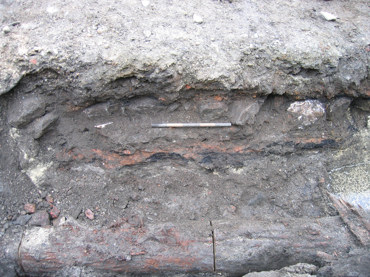 Lokalitet W. Nedre torg, brostein 958 og stokk 950, 50cm målestokk. SV.