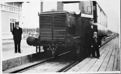 Lokomotiv på Reinsvoll stasjon ca. 1950. På perrrongen står 