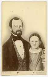 Porträtt på en man och en flicka.