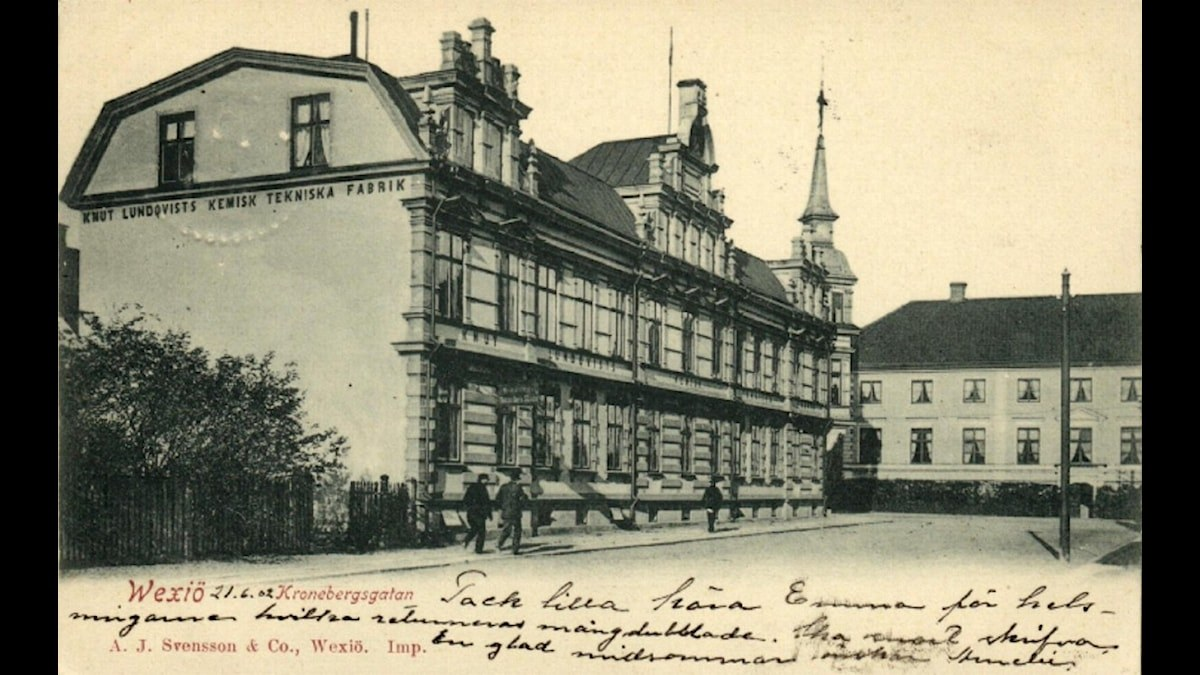 Bläckflaska från Knut Lundqvist kemtekniska fabrik i Växjö (se bild i denna post). Fyrkantig form med etikett "Knut Lundqvist Skrift och Copiebläck..."