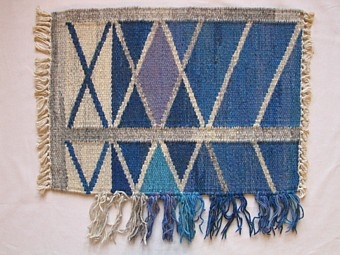 Mattprovet är vävt i rölakansteknik.
Mönstret består i grå diagonal ränder i ett rut mönster
på en blå botten.

Mönsterskiss finns KLh.D3:526 b

Mattprovet är vävt på Önnestads mattväveri