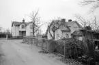 Miljö utmed Tomtegränd i Linköping. I blickfånget Tomtegränd 3, till höger grändens nummer 6. Foto 1970.
