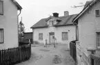 Utmed Tomtegränd i Linköping 1970 med Tomtegränd 8 i blickfånget. Till vänster skymtar gaveln till Tomtegränd 3 och till höger motsvarande till grändens nummer 6.