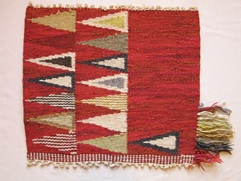 Mattprovet är vävt i rölakansteknik.
Mattans mönster består av en röd omönstrad spegel, som
omringas av två rader pilar,pilar i olika färger,början och slutet är avslutat
i twist

Skiss finns

Mattprovet är vävt på Önnestads mattväveri.

Finns äv. i ljusblått (inv.nr 1213) och mörkblått (inv.nr 1212).