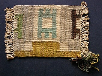 Mattprovet är vävt i rölakansteknik.
Mattans mönstret består av en grå botten och därpå gula linjer med gula kuber,
dessemellan fyrkanter med tre taggar  på var sida, ca 60 taggiga fyrkanter.

Skiss finns

Finns äv. grå/gul/blå (inv.nr 1228).

Mattprovet är vävt på Önnestads mattväveri