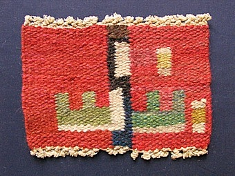 Mattprovet är vävt i rölakansteknik.
Mattans mönster består av en röd botten med sex linjer i grönt.
Mellan dessa linjer är det vävt "kamma" samt små rutor,
ramen görs i blått och grönt.

Skiss finns

Mattprovet är vävt på Önnestads mattväveri.

Se också inv.nr 1227 och 1099.