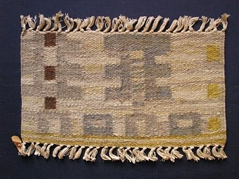 Mattprovet är vävt i rölakansteknik.
Mönstret består av kuber på en linje, mellankuberna är det vävt "kammar".
Tre linjer fördelas över mattan,bottenfärgen är grå. Mönstret
i gråblått.

Skiss finns

Mattprovet är vävt på Önnestads mattväveri.