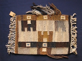 Mattprovet är vävt i rölakansteknik.
Mönster består av sex linjer ,på vardera sida är det vävt tretåiga kuber
varvat med twist kuber.
Aderton kuber på var linje gör mattans yta fullmönstrad.
Bottenfärgen är grå.

Skiss finns

Mattprovet är vävt på Önnestads mattväveri