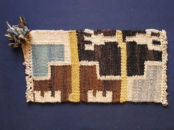 Mattprovet är vävt i rölakansteknik.
Mönstret är svårt att beskriva, mattan finns på skiss.
Färgerna skiftar med tre motiv i sektioner, som upprepas.

Skiss finns

Mattprovet är vävt på Önnestads mattväveri