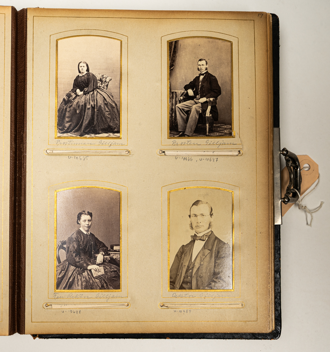 Fotoalbum, brunt skinn. "Beslagsornamentik" i relief, lås.