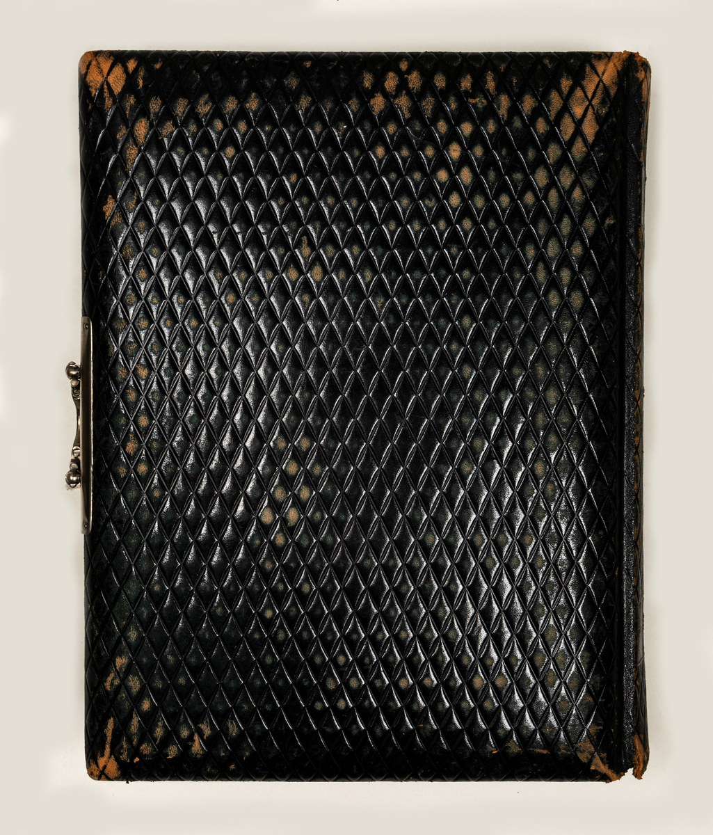 Fotoalbum, brunt skinn. "Beslagsornamentik" i relief, lås.