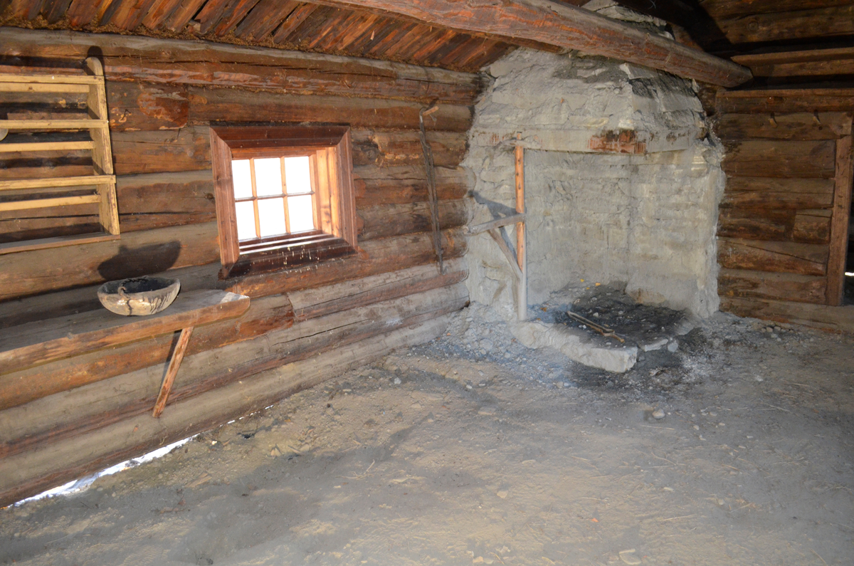 Tallerkenrekke med hylle nederst.