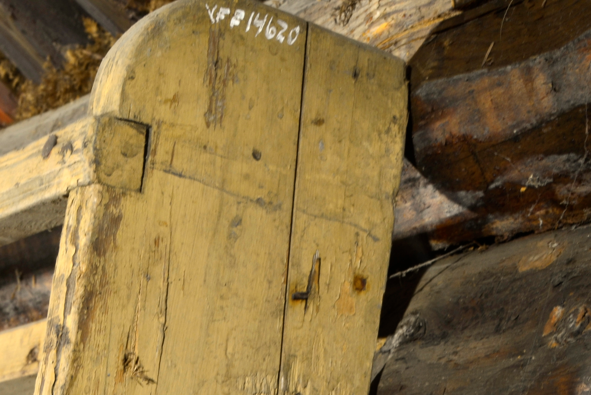 Tallerkenrekke med hylle nederst.