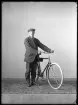 Porträtt, man med cykel. Karlsson, Hellby, Kolbäck.
Ur Gustaf Åhmans samling.