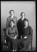 Grupporträtt. Berta Gustafsson, Astrid Östholm, Olga Östholm, Ester Östholm, Hallstahammar.
Ur Gustaf Åhmans samling.