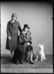 Grupporträtt. Damer med hunden Kal. Dagny Tall, Hallstahammar.
Ur Gustaf Åhmans samling.
