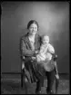 Grupporträtt, fru Edvardsson med gosse. Fru Edvardsson, Kolbäck.
Ur Gustaf Åhmans samling.