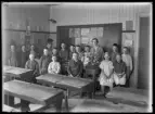 Grupporträtt, skolklass, Svedvi skola (Fröken Ahlén).
Ur Gustaf Åhmans samling.