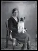 Porträtt, Frida Nyström med hund, Klippan, Hallstahammar.
Ur Gustaf Åhmans samling.