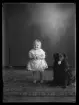 Porträtt av ett barn med hund, Broström Ernst, Framnes, Hallstahammar.
Ur Gustaf Åhmans samling.
