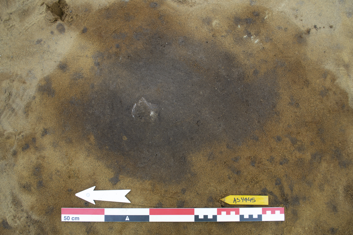 Bosetningsspor, graver, steinalderlag og dyrkingslag.
Stolpehull AS4945 i plan.