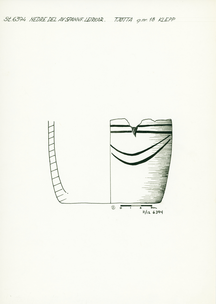 Skår fra et tykkvegget, kvartsmagret leirkar med glatt, sort utside, og grå innside. Karet har form som et spannformet leirkar med konveks karvegg. Randen er dårlig bevart, men ser ut til å være ikke fortykket med flat overkant. Dekor under randen av tre horisontale streker, og under disse sidestilte, doble buer. Størsteparten av karet er til stede, og skårene har alle vært sammenlimt. De foreligger nå som tre større stykker sammenlimt av flere skår, samt seks løse skår og avskallinger. 

Tegner: T.Jøssang, udatert