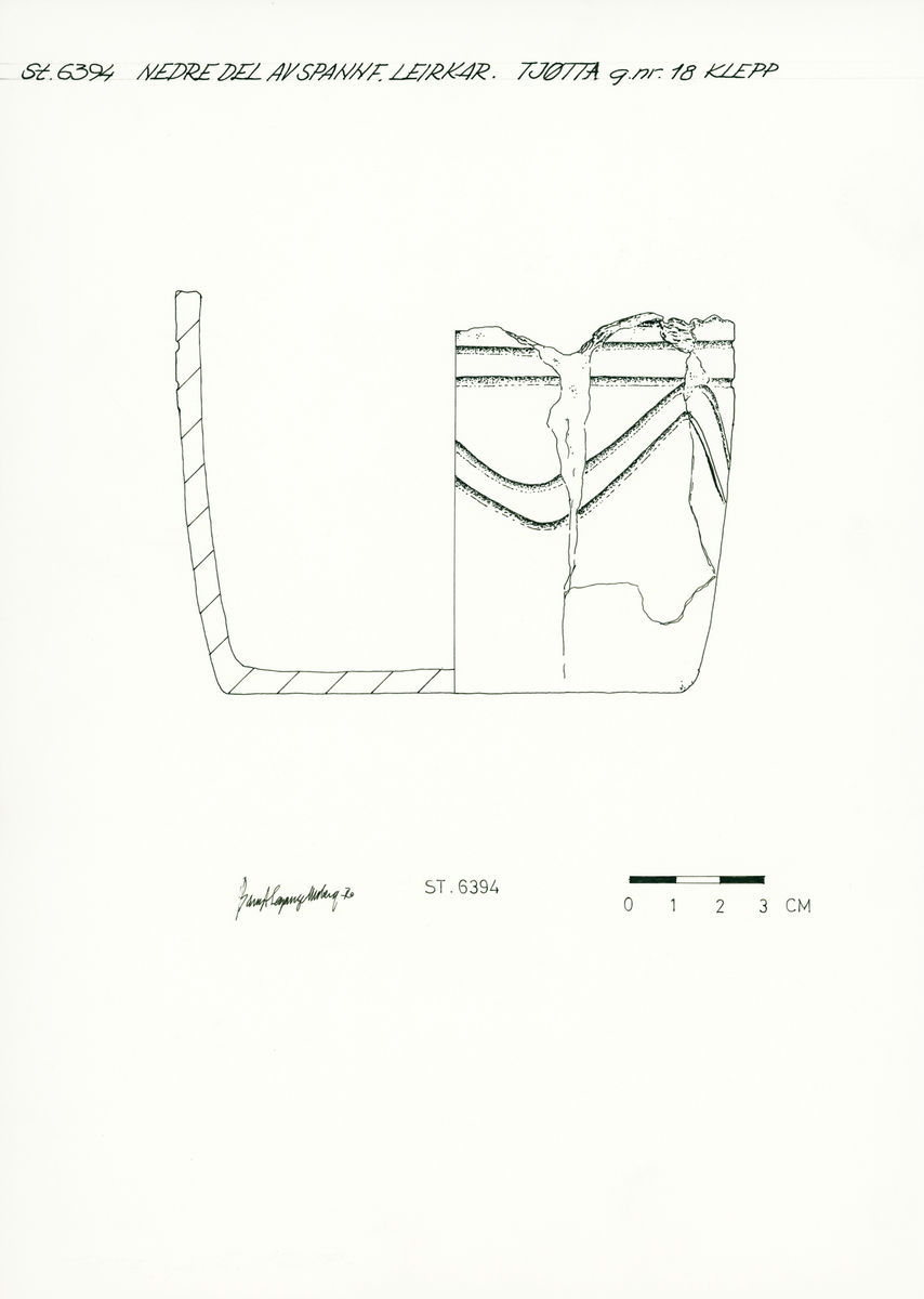 Skår fra et tykkvegget, kvartsmagret leirkar med glatt, sort utside, og grå innside. Karet har form som et spannformet leirkar med konveks karvegg. Randen er dårlig bevart, men ser ut til å være ikke fortykket med flat overkant. Dekor under randen av tre horisontale streker, og under disse sidestilte, doble buer. Størsteparten av karet er til stede, og skårene har alle vært sammenlimt. De foreligger nå som tre større stykker sammenlimt av flere skår, samt seks løse skår og avskallinger. 

Tegner: Bengt Moberg, 1970
