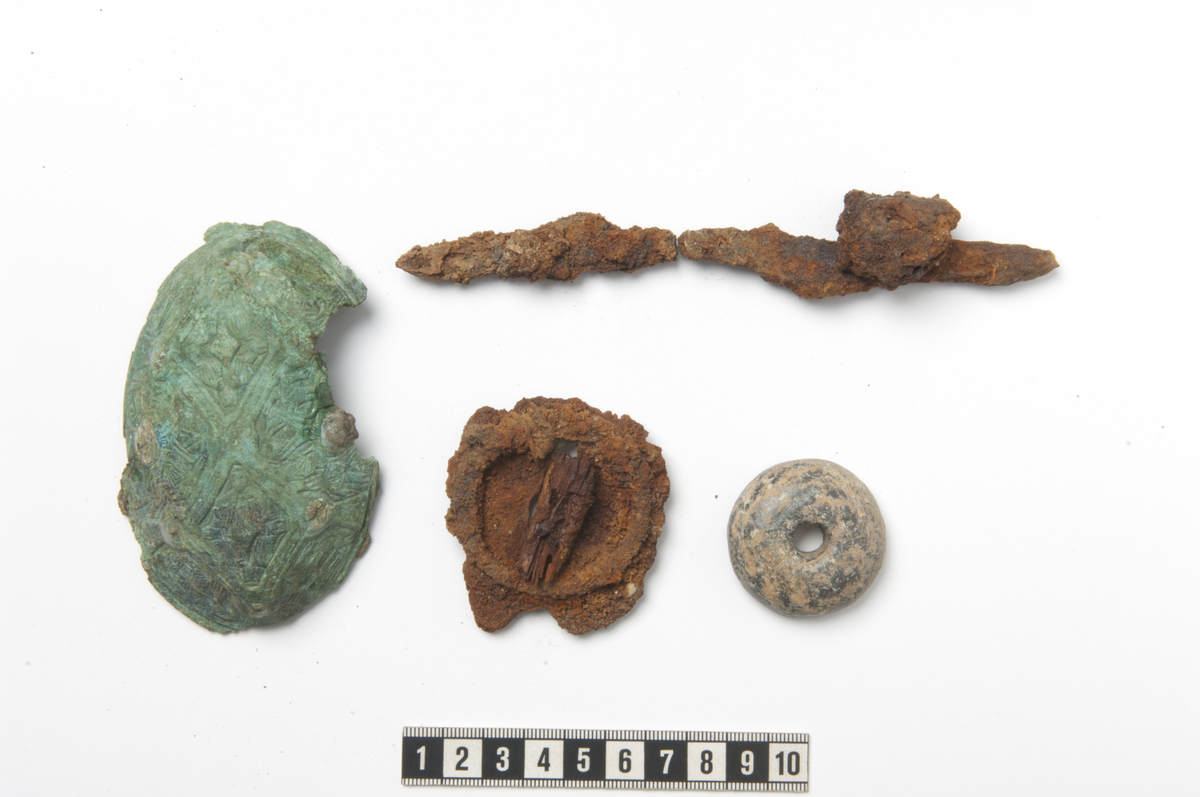 Ett spinnehjul av bergart med rett basis- og toppflate (IB) og konvekse sideflater (IIC). Sidene i hullet er parallelle og tilsvarer type IIIA. Slitespor rundt hullet som måler 0,9 cm. (1F10585).