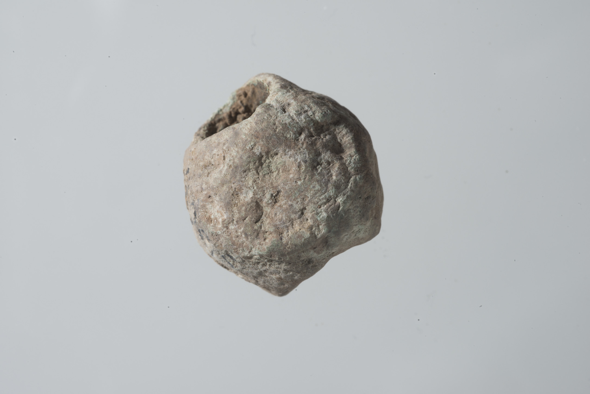 Spinnehjul, uregelmessig kuleformet (tønneform) med st. diam.: 19 mm og st. diam hull: 8 mm.