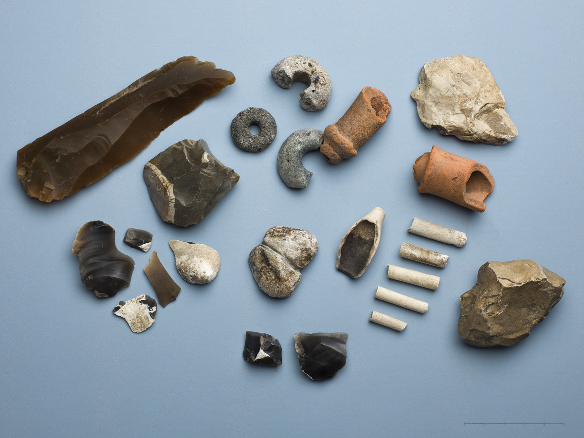 Ett fragment av pipehode og fem stilker, av hvit pipeleire. Alle stilkene har et hull på ca. 2 mm i diameter og varierer ellers i tykkelse 6-8 mm. Kun halve pipehodet er intakt, knukket av langs midten, fra halsen og ut mot munningen. 