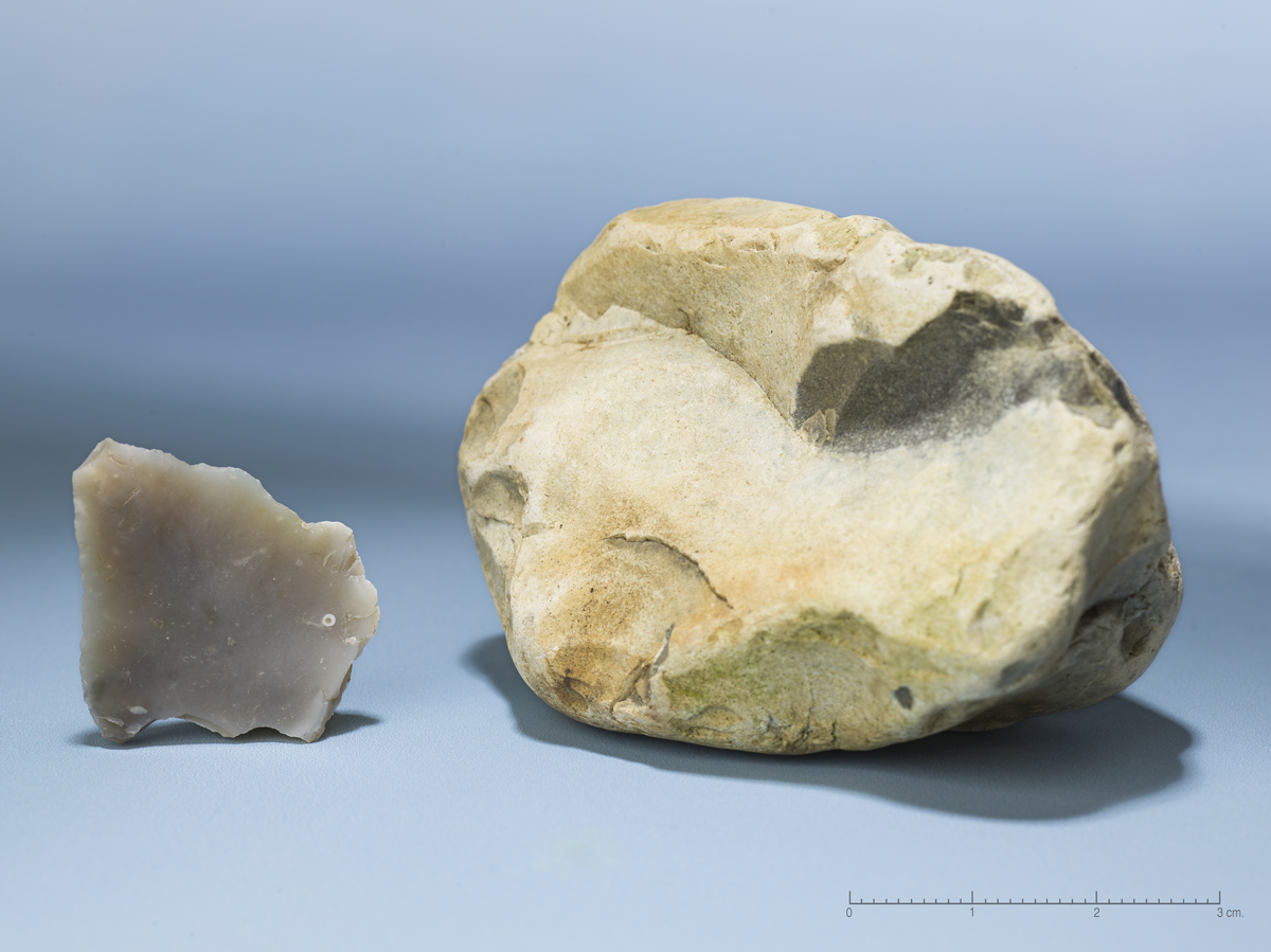 Ett avslag av flint med kantretusj / bruksskader lang begge sidekanter, st.l. 32 mm.