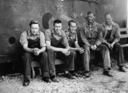 Hamar, gruppe arbeidere ved Hamar Jernbaneverksted, fra vens