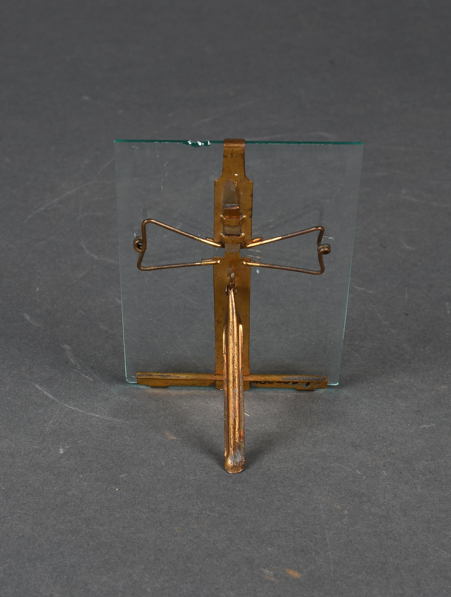 Stående, rektangulær bilderamme i form av en glassplate med et metallstativ på baksiden.
