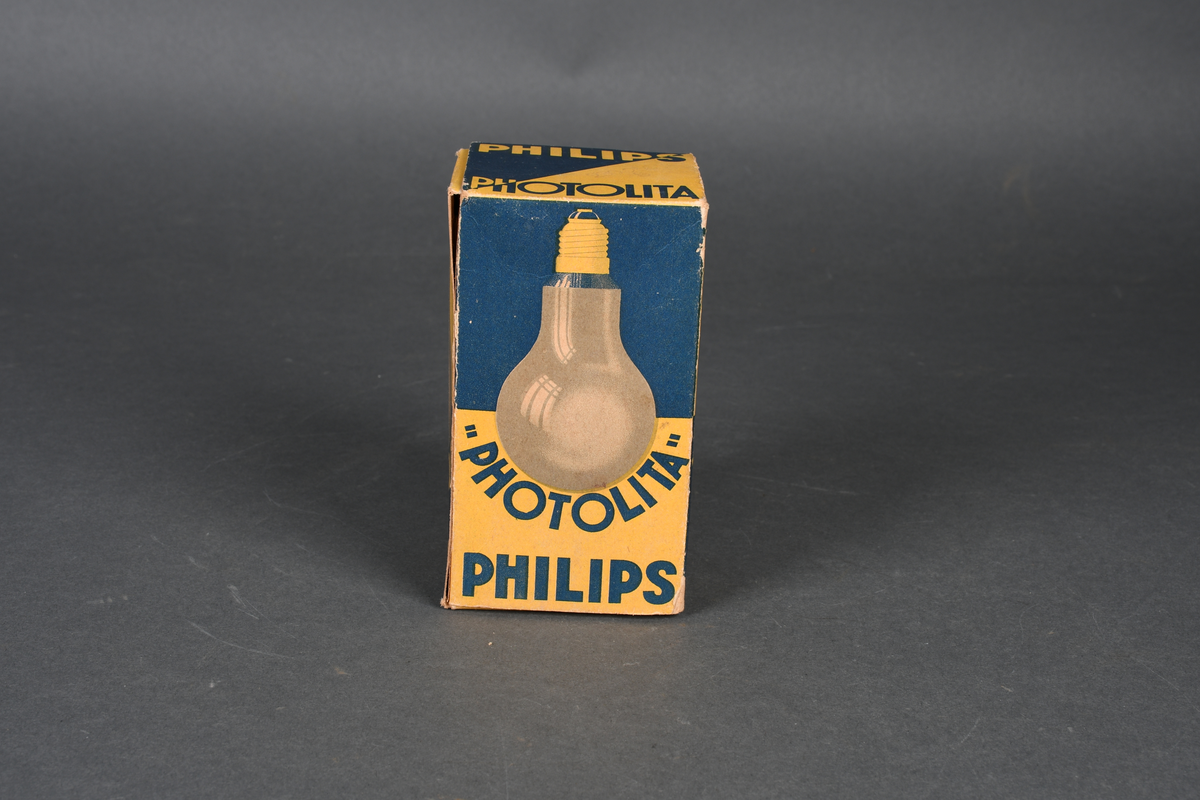 Vanlig rund pære med hals. Lyspære i original emballasje.