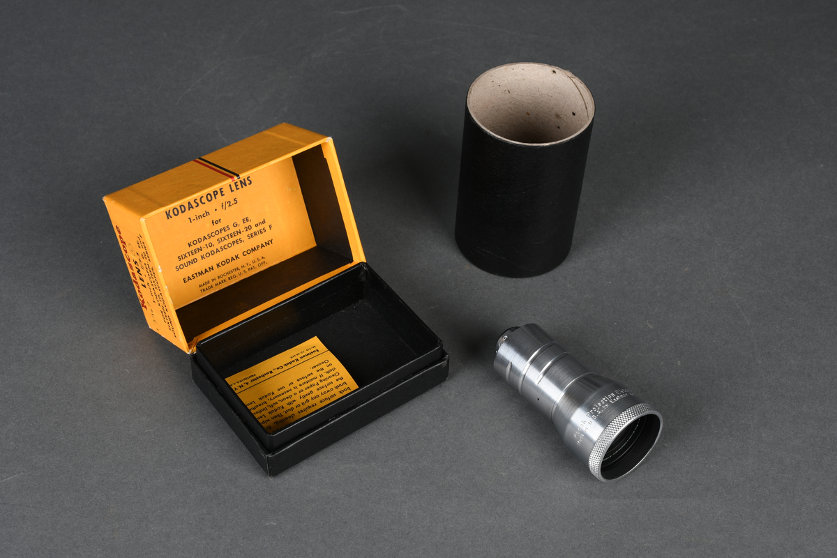 Linse til filmkamera i pappeske med hengslet lokk.