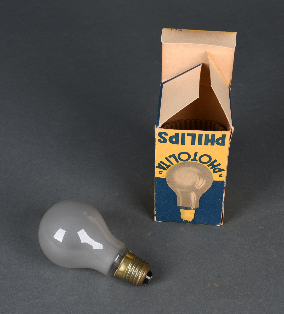 Vanlig rund pære med hals. Lyspære i original emballasje.