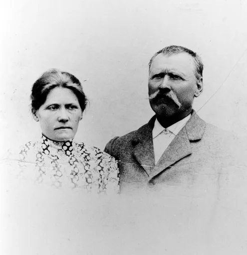 Portrett av en kvinne og en mann med bart.