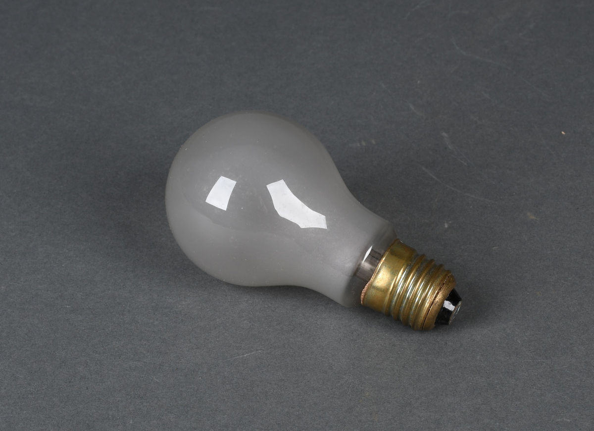 Vanlig rund pære med hals. Lyspære i original emballasje.