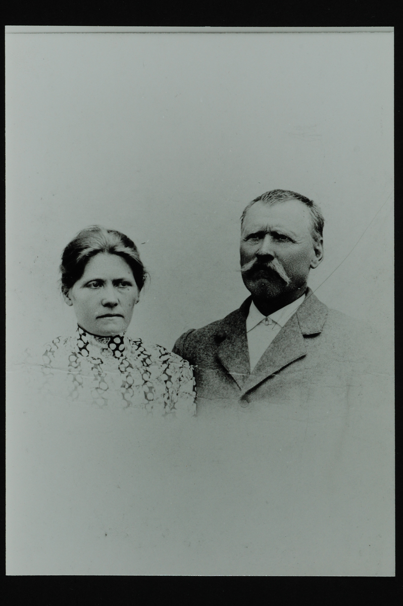 Portrett av en kvinne og en mann med bart.