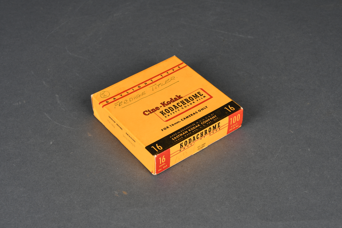 Spole med film til 16 mm kamera, i eske med flipplokk.