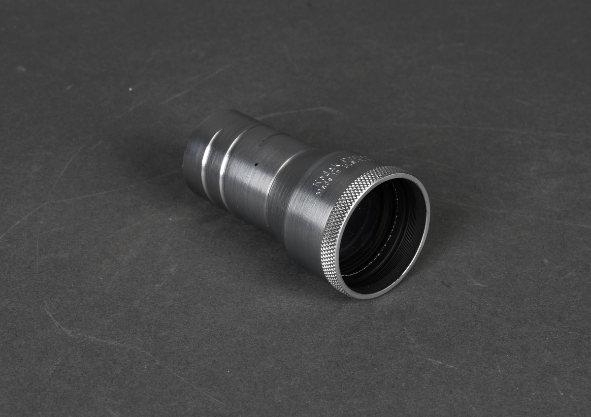 Linse til filmkamera i pappeske med hengslet lokk.