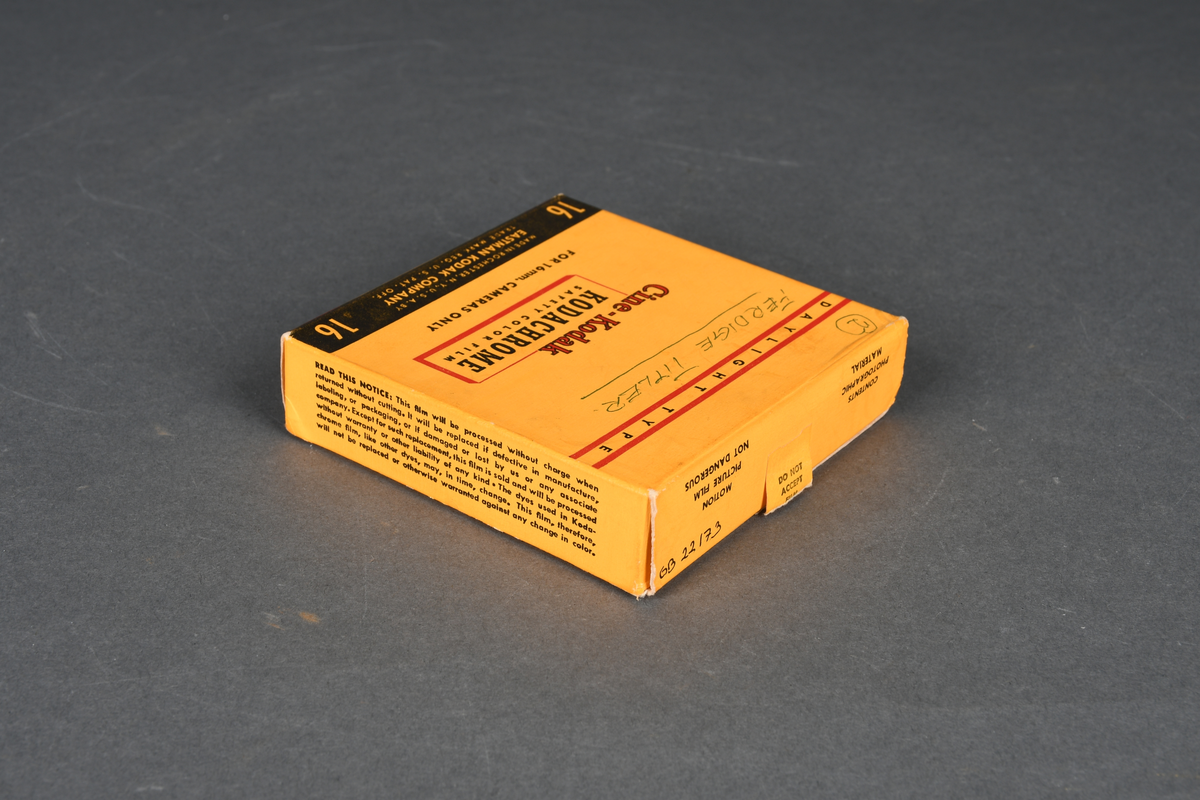 Spole med film til 16 mm kamera, i eske med flipplokk.