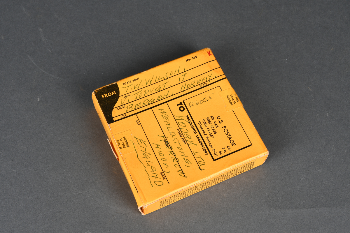 Spole med film til 16 mm kamera, i eske med flipplokk.