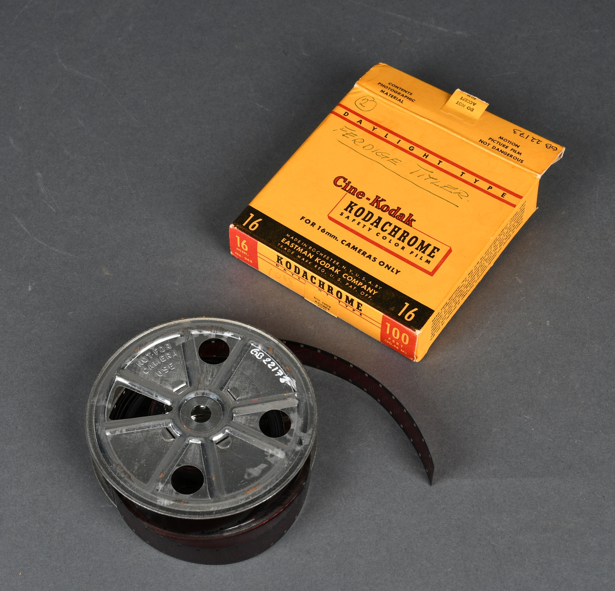 Spole med film til 16 mm kamera, i eske med flipplokk.