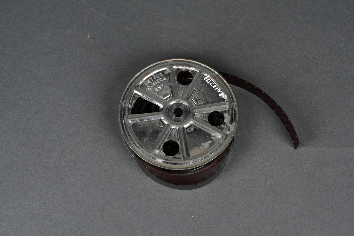 Spole med film til 16 mm kamera, i eske med flipplokk.