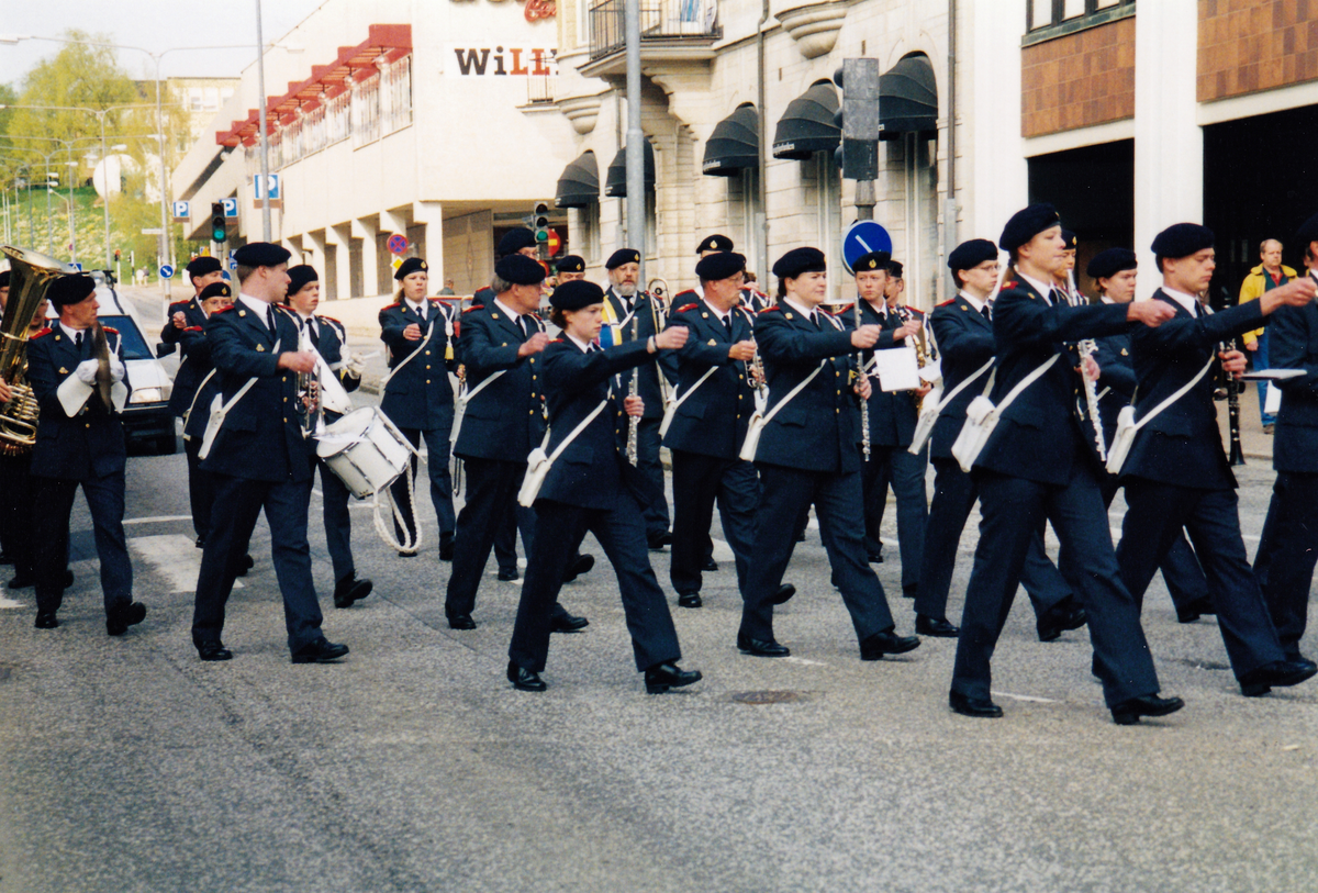 Skaraborgs regementes musikkår marscherar genom Skövde i maj 2000.