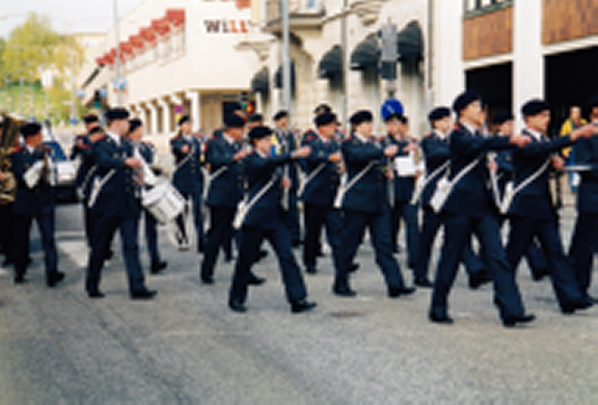 Skaraborgs regementes musikkår marscherar genom Skövde i maj 2000.