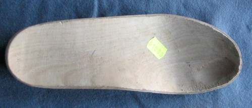 Träbotten till träsko. Gummisulor  klistrade på häl och fram. Stämplad med stl 40.